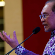 Datuk Seri Anwar Ibrahim berucap menjelaskan keputusan penangguhan laporan RCI Tabung Haji.