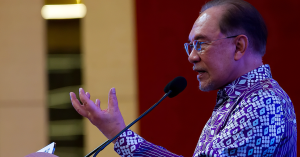 Datuk Seri Anwar Ibrahim berucap menjelaskan keputusan penangguhan laporan RCI Tabung Haji.