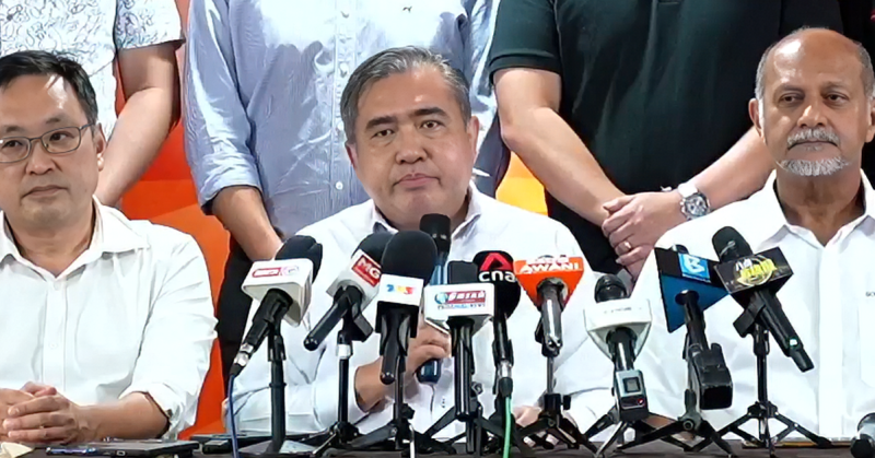 Anthony Loke bercakap pada sidang media mengenai usul menentukan kedudukan DAP dalam kerajaan yang akan diputuskan oleh perwakilan pada Persidangan Kebangsaan 16 Ogos.