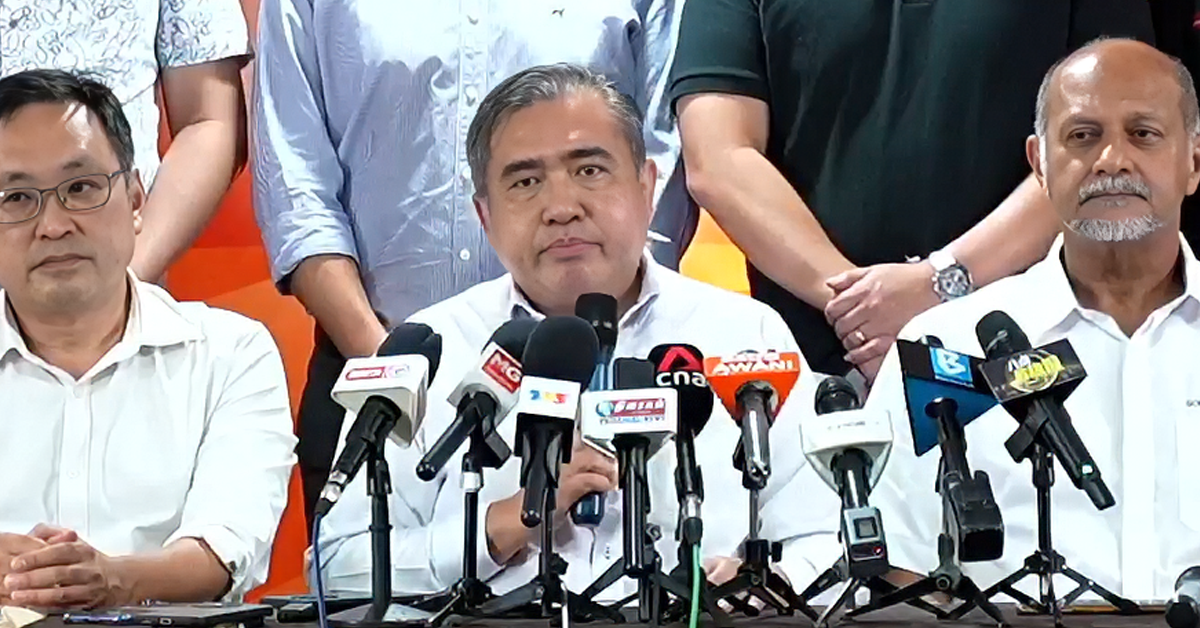 Anthony Loke bercakap pada sidang media mengenai usul menentukan kedudukan DAP dalam kerajaan yang akan diputuskan oleh perwakilan pada Persidangan Kebangsaan 16 Ogos.