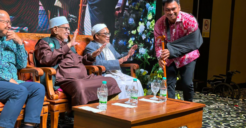 Tongkat kayu kemuning milik Tan Sri Abdul Hadi Awang yang dibida RM16,500