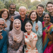 Sekumpulan individu pelbagai latar belakang berbincang secara harmoni melambangkan kepentingan dialog dan perpaduan masyarakat.