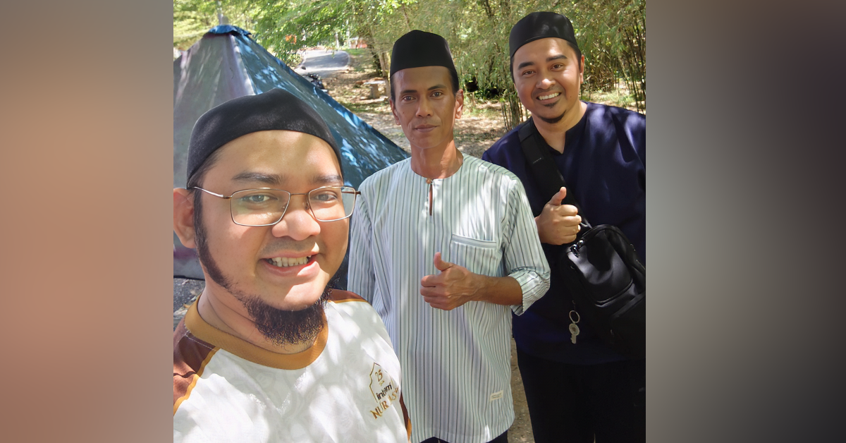 Nazz Husain merakam video lipsync lagu nasyid di sekitar Felda Trolak Timur sambil menjaga ibu.