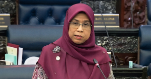 Rodziah Ismail Ahli Parlimen Ampang ketika mengumumkan inisiatif Projek Amal Rakyat bagi meneruskan bantuan kepada penduduk.
