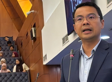 Ahli Parlimen Petaling Jaya Lee Chean Chung ketika mengulas isu akses MyKhas dan peruntukan Parlimen.