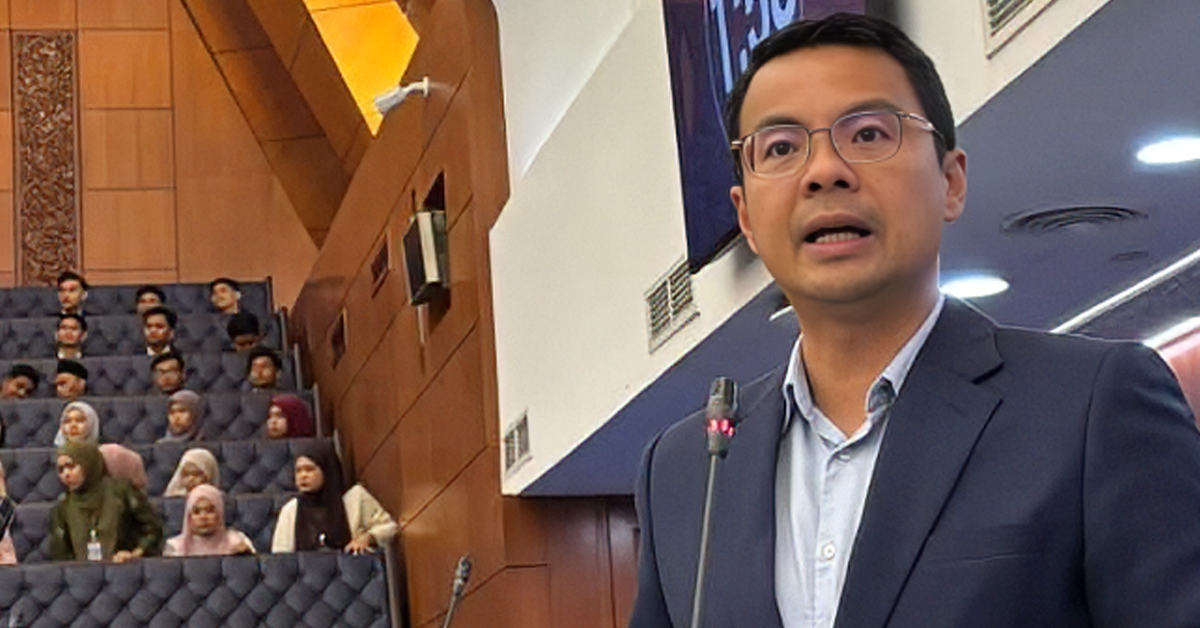 Ahli Parlimen Petaling Jaya Lee Chean Chung ketika mengulas isu akses MyKhas dan peruntukan Parlimen.