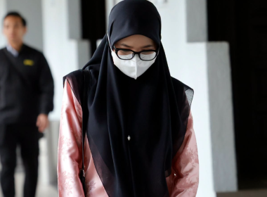 Farah Wahida Zainuddin hadir ke Mahkamah Sesyen bagi menghadapi pertuduhan tuntutan palsu insentif PERKESO.