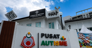 Suasana Surau Ar-Rayyan di Taman Bilian Mewah yang dibina dengan konsep mesra autisme bagi menyediakan persekitaran ibadah lebih selesa untuk kanak-kanak autisme dan keluarga.