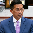 Azmin Ali ketika menyampaikan kenyataan mengenai politik perkauman dan politik identiti di Selangor