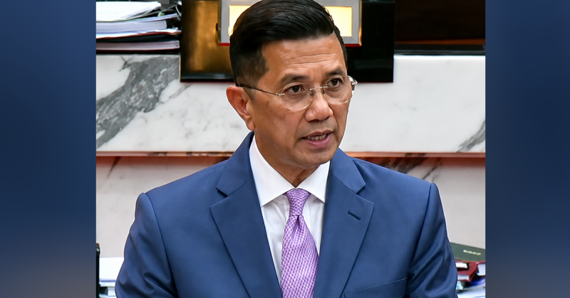 Azmin Ali ketika menyampaikan kenyataan mengenai politik perkauman dan politik identiti di Selangor