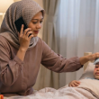 Ibu menjaga anak yang sakit di rumah
