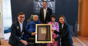 Tun Dr Mahathir Mohamad dan Tun Dr Siti Hasmah Mohd Ali menerima pengiktirafan tiga rekod ASEAN dan ASIA Records