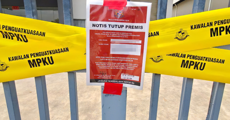 Teng Chang Khim mempersoalkan tindakan penutupan kilang di Kulai kerana bendera dipasang terbalik