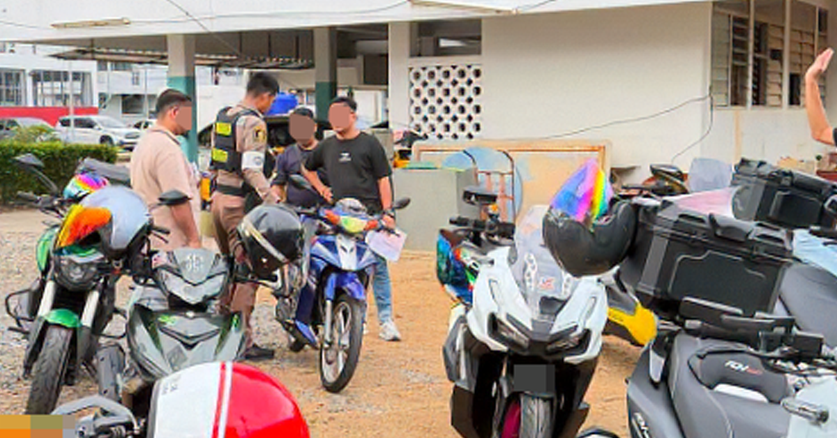 Polis trafik Hat Yai menjalankan pemeriksaan terhadap penunggang motosikal Malaysia