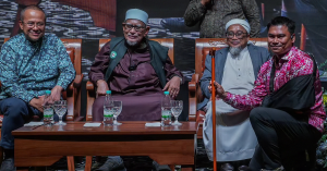 Datuk Muhamad Muqharabbin Mokhtarrudin membida tongkat milik Tan Sri Abdul Hadi Awang
