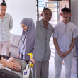 Mama Imani bersama wakil Team Vain dan Alphas Estate Solutions ketika pertemuan mengenai bantuan untuk Imani.