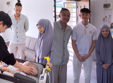 Mama Imani bersama wakil Team Vain dan Alphas Estate Solutions ketika pertemuan mengenai bantuan untuk Imani.