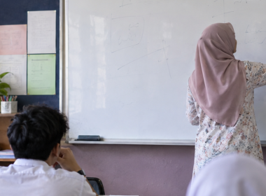 Surat murid Tingkatan Dua yang meminta gurunya memakai sarung lengan ketika mengajar.
