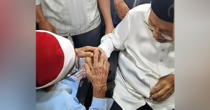 Tan Sri Hanafiah Hussain bertemu Tun Dr Mahathir Mohamad di Masjid As Syarif.