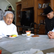 Tun Mahathir berbual dengan Sultan Pahang ketika menziarahi Allahyarham Tun Siti Hasmah