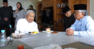 Tun Mahathir berbual dengan Sultan Pahang ketika menziarahi Allahyarham Tun Siti Hasmah