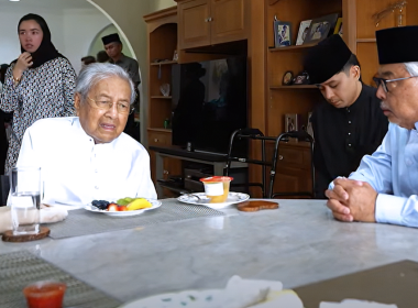Tun Mahathir berbual dengan Sultan Pahang ketika menziarahi Allahyarham Tun Siti Hasmah