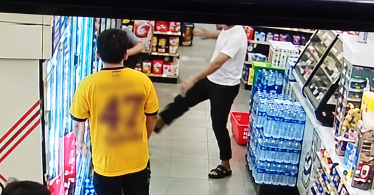 Rakaman kejadian lelaki dipukul di sebuah kedai serbaneka di Mersing.