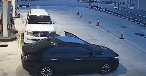 Toyota Land Cruiser menjadi sasaran tembakan di sebuah stesen minyak di Bidor Sentral, Bidor.