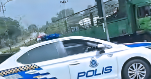 Rakaman aksi polis mengejar sebuah lori di sekitar Pasir Gudang sebelum suspek diberkas.
