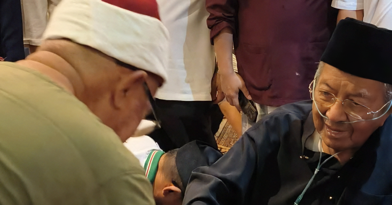 Datuk Dr Zulkifli Mohamad Al-Bakri menziarahi Tun Dr Mahathir Mohamad di kediamannya.
