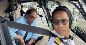 Anwar Ibrahim mengenang Allahyarham Kapten Zainol Afiq yang pernah menerbangkannya ketika kempen PRU15