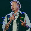 Rapper Amerika Syarikat Macklemore ketika membuat persembahan dengan bendera Palestin pada pakaiannya.