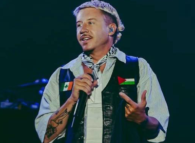 Rapper Amerika Syarikat Macklemore ketika membuat persembahan dengan bendera Palestin pada pakaiannya.