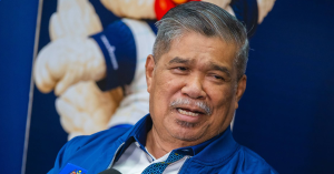 Datuk Seri Mohamad Sabu ketika mengumumkan penyelesaian isu kelewatan bekalan Baja 3 kepada pesawah MADA