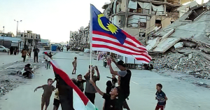 Di sebalik kemusnahan dan pelbagai cabaran, penduduk Gaza turut menzahirkan penghargaan sempena sambutan Hari Malaysia. Jalur Gemilang bersama bendera Palestin yang dikibarkan menjadi simbol kasih dan solidariti yang terus terjalin antara Malaysia dan Palestin. Baca artikel penuh, klik link di BIO