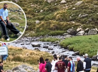Pelancong bergambar di batu tempat Mohamed Salah duduk di Dataran Tinggi Kurtdere, Trabzon