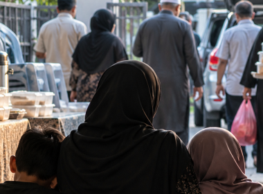 Seorang ibu bersama dua anak duduk selepas menerima kunjungan orang ramai susulan kematian ahli keluarga.