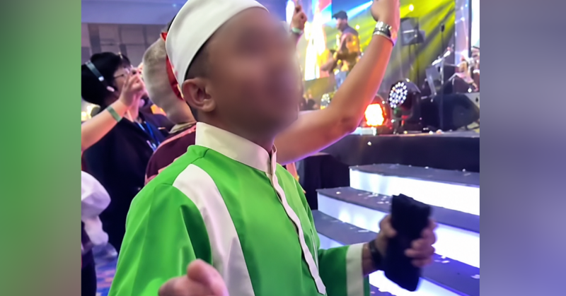 Lelaki memakai pakaian seragam PASTI berjoget dalam majlis makan malam yang tular di media sosial.