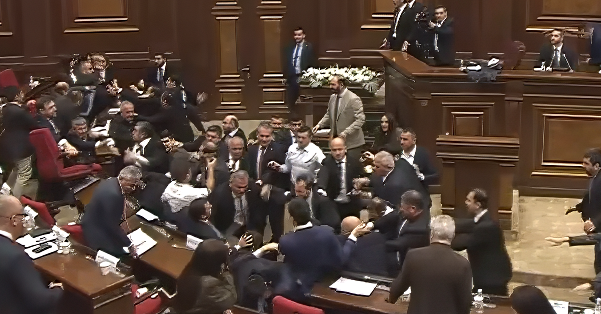 Pergaduhan antara wakil rakyat kerajaan dan pembangkang ketika persidangan Parlimen Armenia.