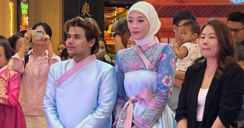 yzal Ibrahim bersama isteri, Maryam You Narae, menggayakan busana batik Malaysia yang menjadi perhatian netizen Indonesia.