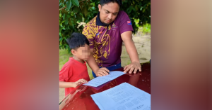 Cikgu Alif Rahman menyantuni murid di rumah bagi membantu pembelajaran ketika PdPR akibat jerebu.