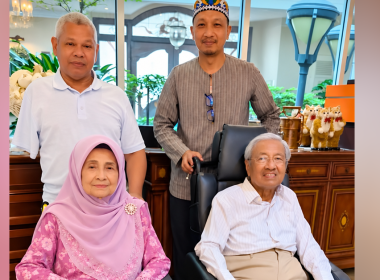 Tun Siti Hasmah bertemu ‘Mangoesteen Boy’ selepas hampir 60 tahun menyimpan kisahnya dalam ingatan.