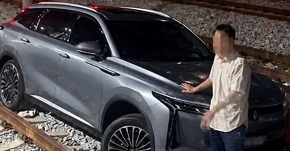 SUV memasuki kawasan landasan kereta api di Stesen Pelabuhan Klang seperti dalam video tular.
