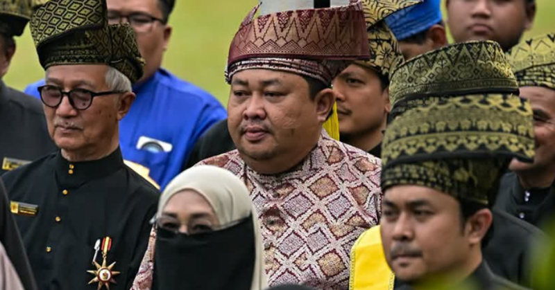 Pelantikan Azrin Khairi sebagai Undang Luak Jelebu ke-17 dipertikaikan Lembaga Adat Luak Jelebu.
