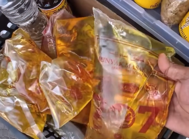 Minyak masak paket Malaysia yang didakwa dijual di sebuah kedai di Narathiwat, Thailand.