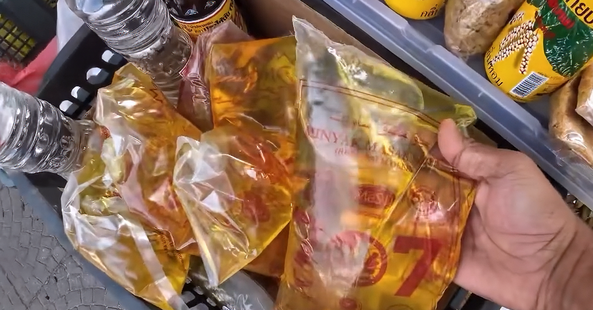 Minyak masak paket Malaysia yang didakwa dijual di sebuah kedai di Narathiwat, Thailand.