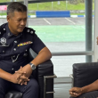Hamid Samat menerima sijil penghargaan daripada IPD Setiu atas kejujuran menyerahkan wang tunai RM19,300 yang ditemui berhampiran lokasi kemalangan.