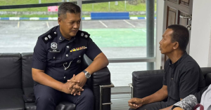Hamid Samat menerima sijil penghargaan daripada IPD Setiu atas kejujuran menyerahkan wang tunai RM19,300 yang ditemui berhampiran lokasi kemalangan.